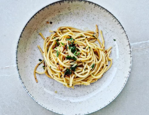 Spaghetti Aglio Olio e Peperoncino (spaghetti with garlic, oil, and chili peppers)
